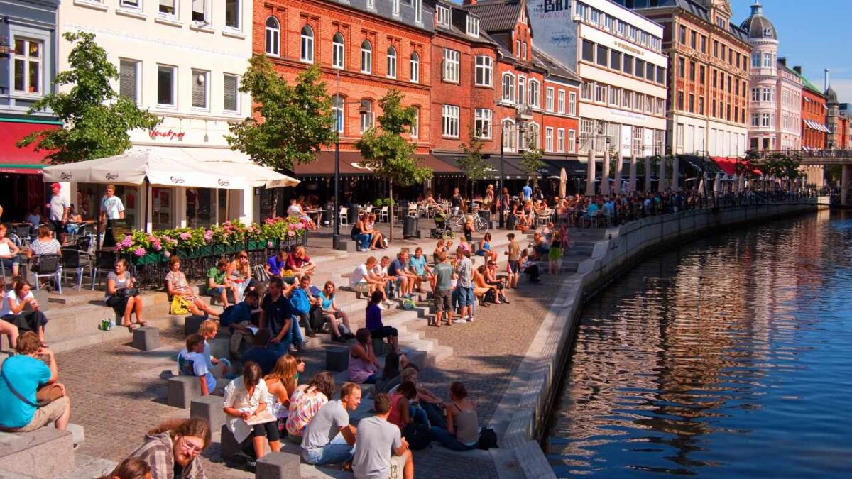 Aarhus - Kanal durch die Stadt mit vielen Menschen bei Reisemagazin Plus