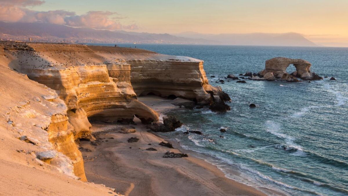 Antofagasta - 'La Portada' Natürlicher Felsdurchgang im Meer bei Reisemagazin Plus