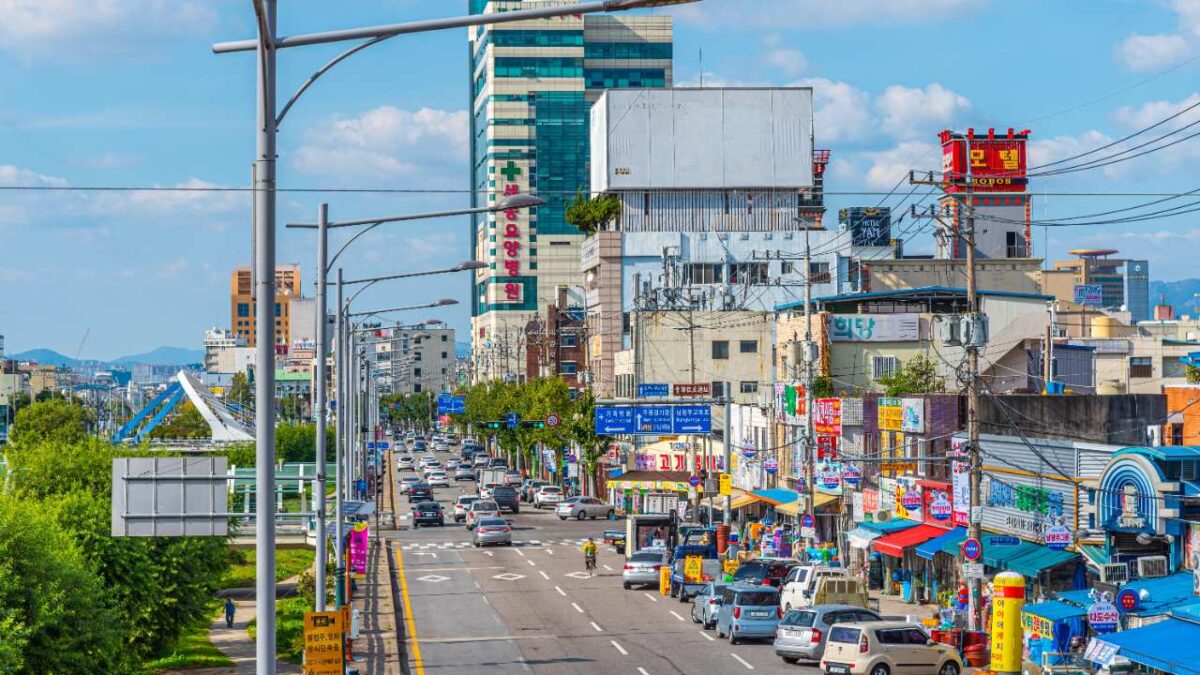 Gwangju - Straße mit vielen Farbeindrücken in der Stadt bei Reisemagazin Plus