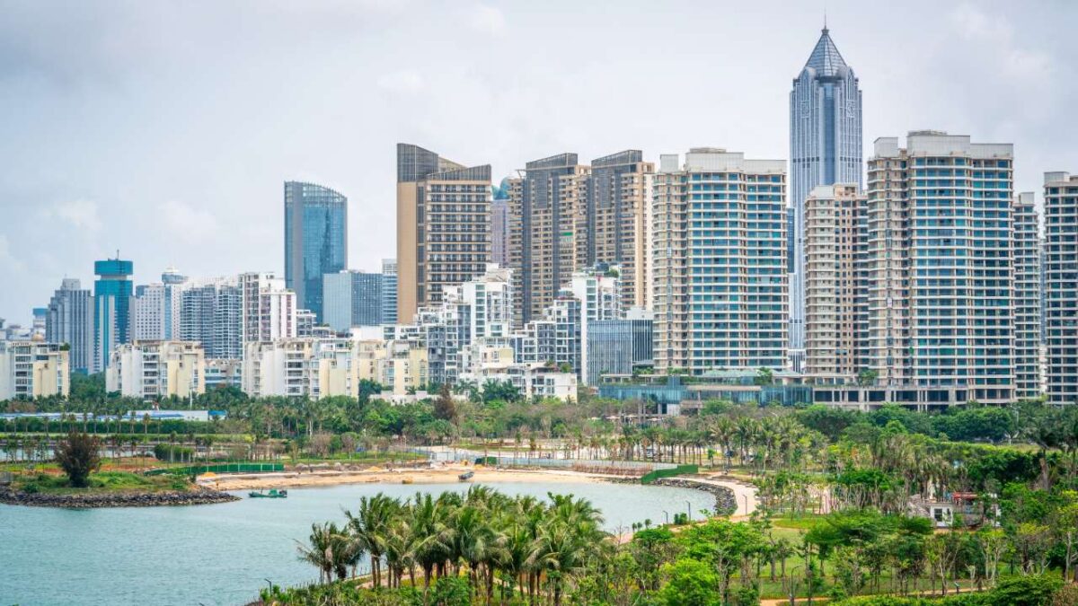 Haikou - Skyline der Stadt am Tag bei Reisemagazin Plus