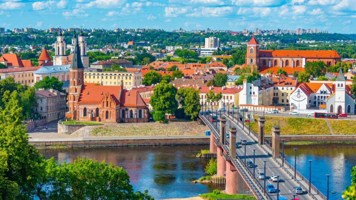 Kaunas - Innenstadt und Brücke von Kaunas aus der Luft - bei Reisemagazin Plus