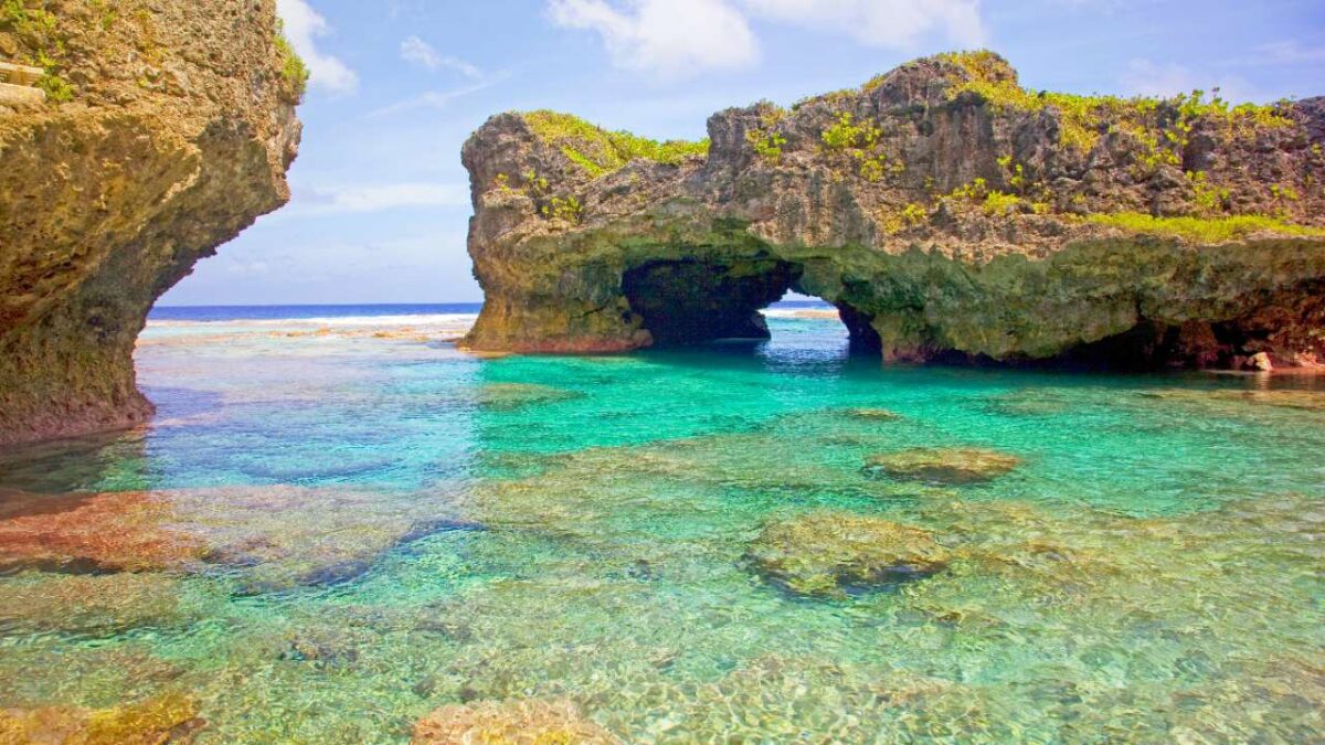 Niue - Türkieses Wasser mit Felsformationen - bei Reisemagazin Plus
