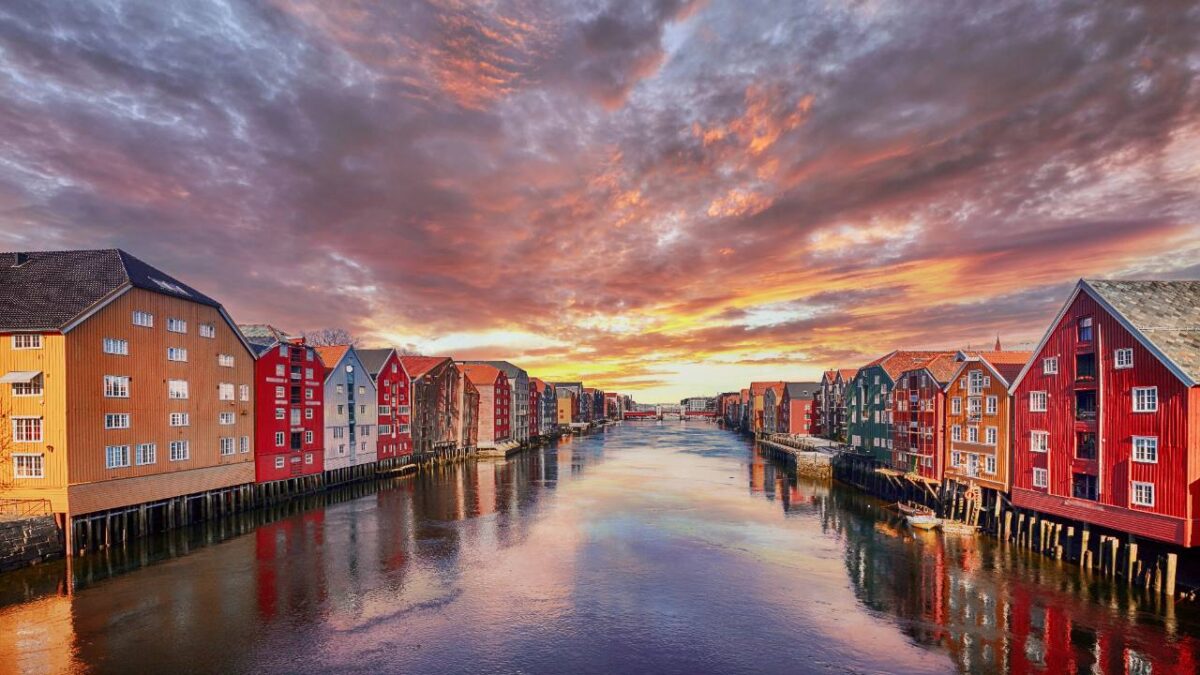 Trondheim - Bunte Häser am Fluss bei Sonnenuntergang bei Reisemagazin Plus