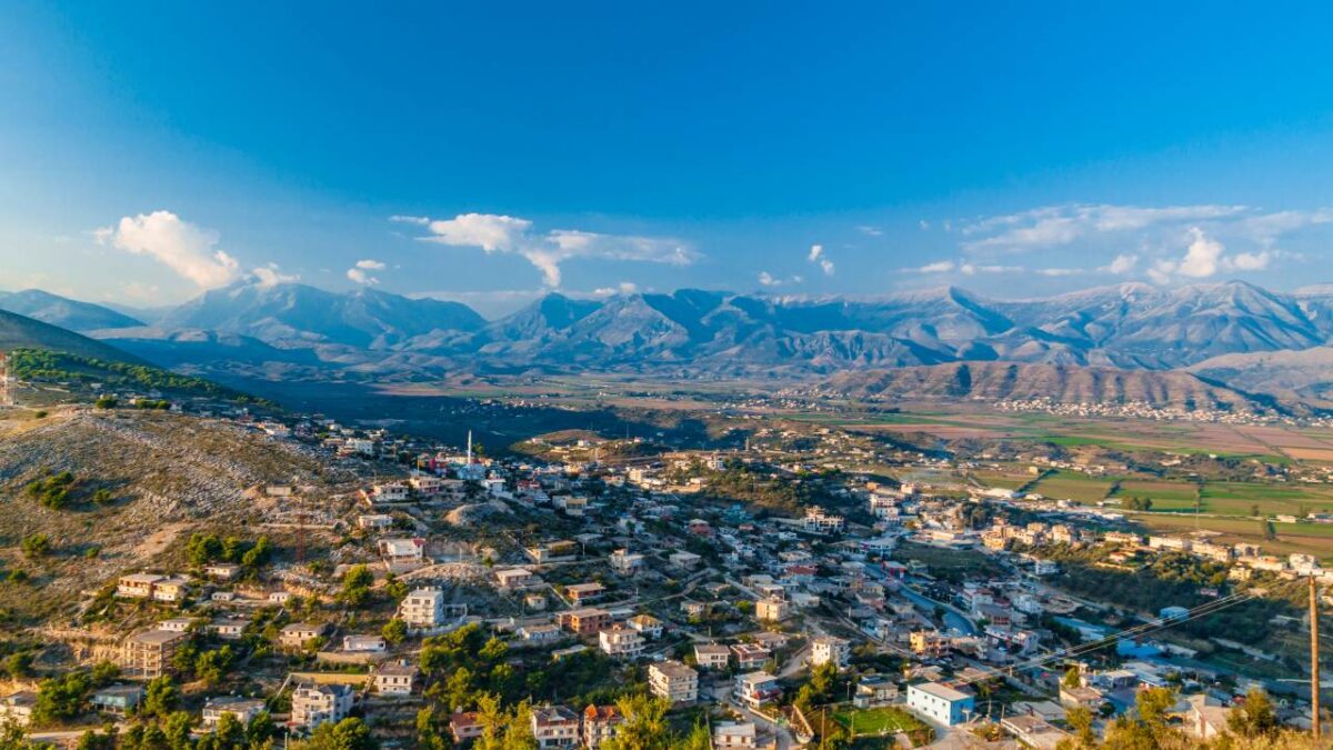 Vlora - Häuser auf dem Hügel und Felder in von Oben bei Reisemagazin Plus